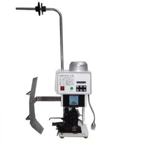 AC端子をケーブルに圧着して、ケーブルテールプラグにします。