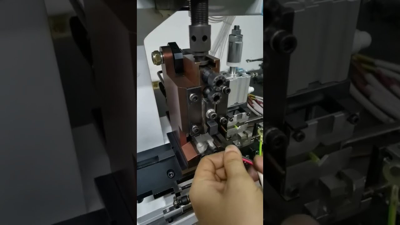 ストレート連続ストリップ端子圧着機 実写映像｜工場自動化・圧着工具
