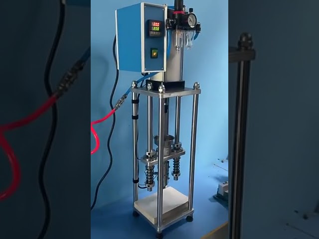 卓上型小型縦型射出成形機｜USB充電ヘッド・電源スイッチプラグ成形