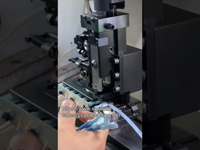 水平型プレ絶縁テープオンリール端子の自動圧着機