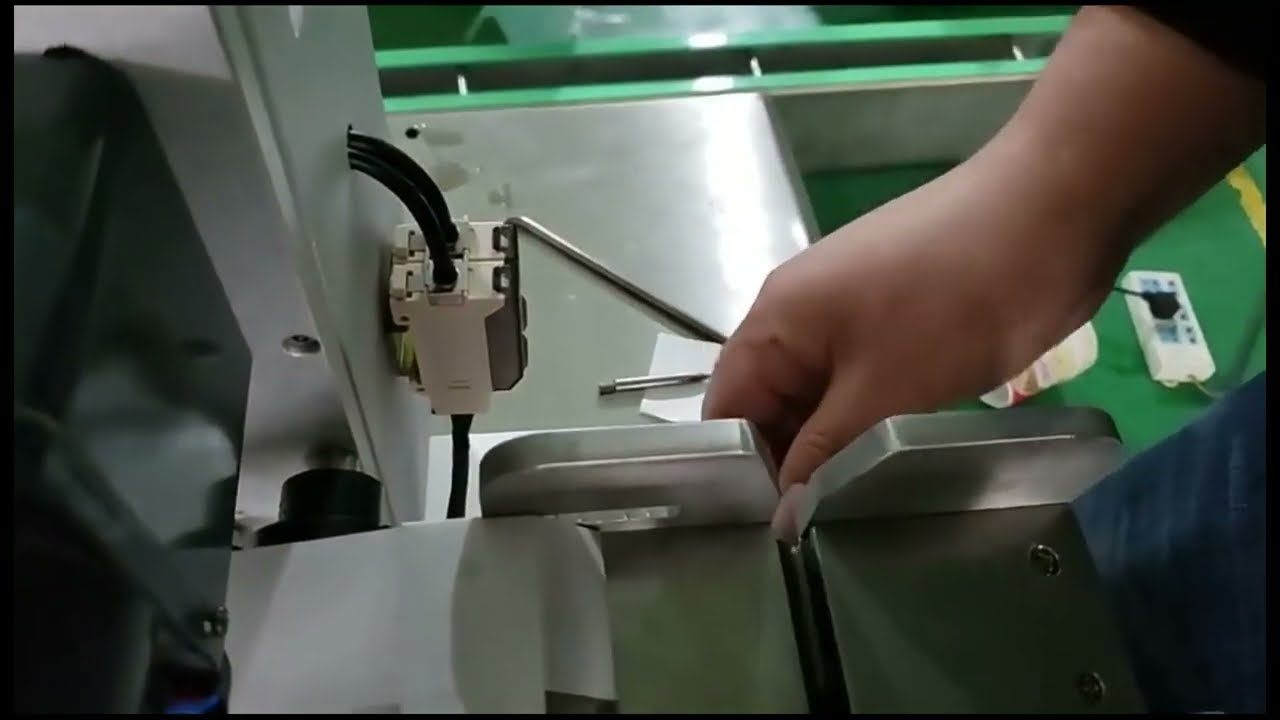 半自動ラベル貼付機 | ワイヤーハーネス用自動ラベリングマシン